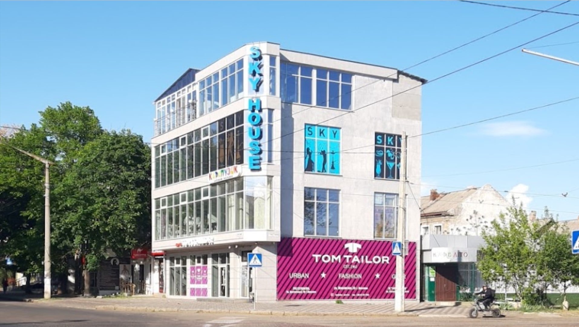 В Николаеве пьяная женщина «въехала» в витрину магазина на авто (ФОТО)