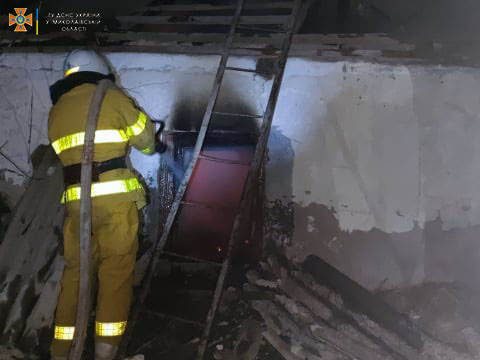 Пятничным вечером спасателям Николаевщины довелось тушить хозпостройки (ФОТО)