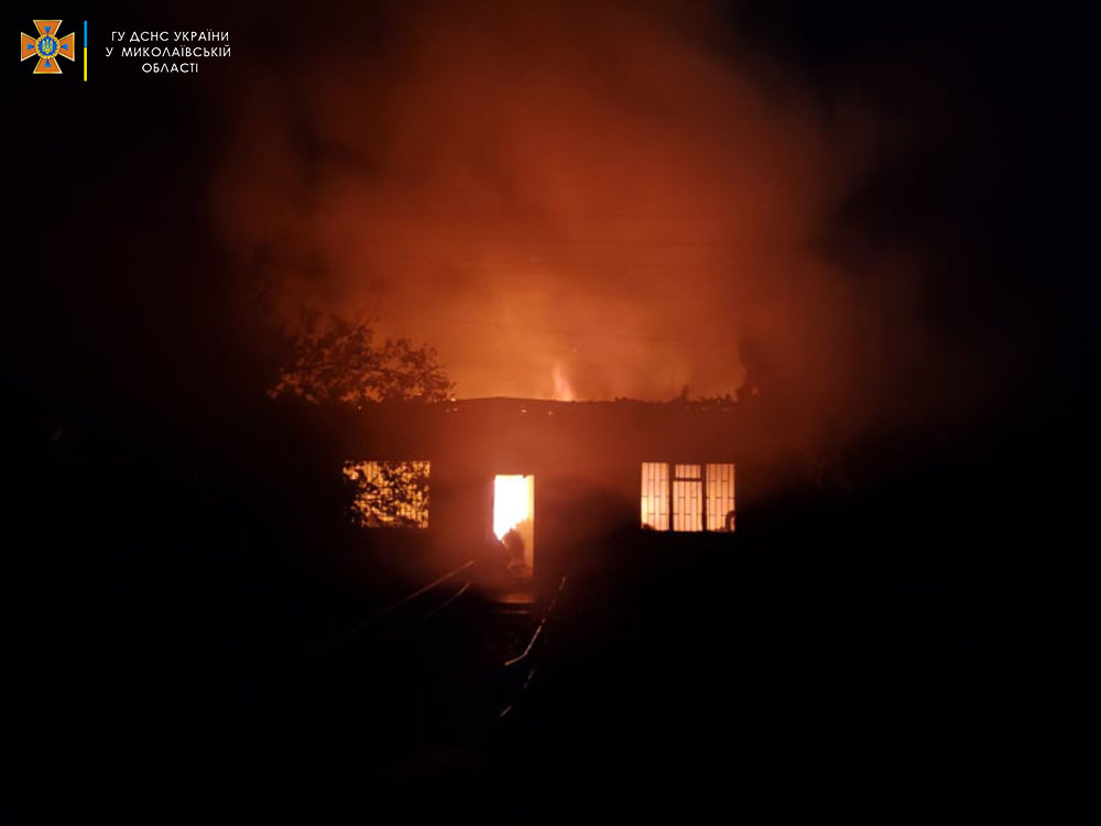 На Николаевщине за сутки сгорели сельский магазин и гараж (ФОТО) 1