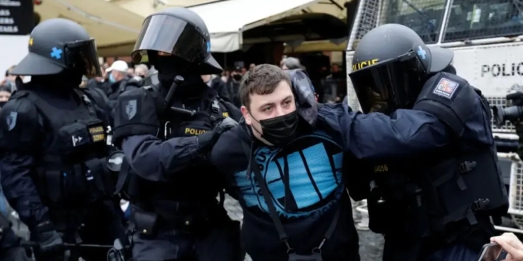 В Чехии задержали «Луганскую бригаду» – украинцы вымогали деньги у украинцев (ВИДЕО)