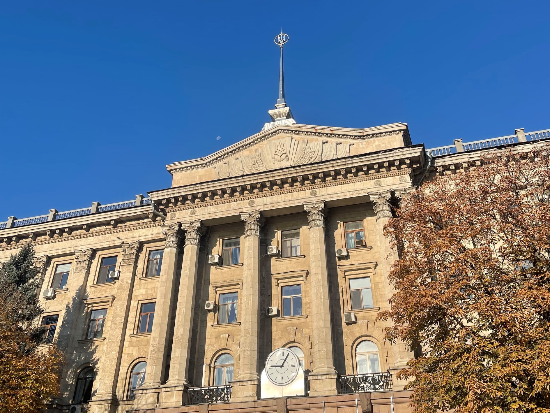 В Николаеве ограничили доступ к административным зданиям горсовета