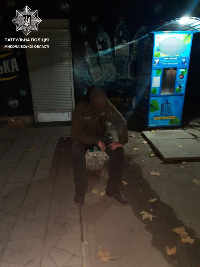 В Николаеве патрульные задержали мужчину, который сломал аппарат питьевой воды (ФОТО) 1