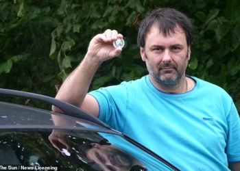 В Британии мужчина, который расплатился за бензин памятной монетой, получил 5000 фунтов стерлингов компенсации (ФОТО)