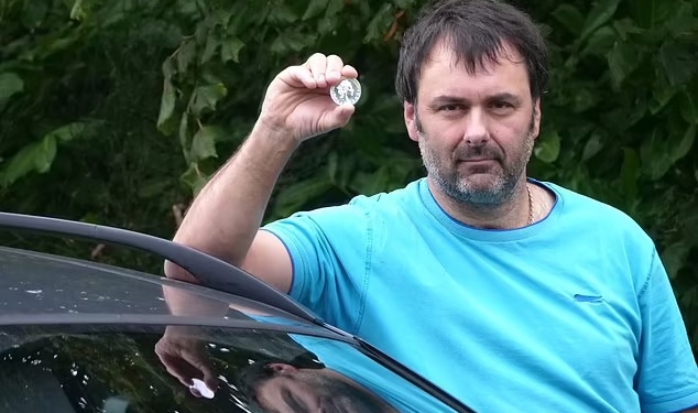 В Британии мужчина, который расплатился за бензин памятной монетой, получил 5000 фунтов стерлингов компенсации (ФОТО)