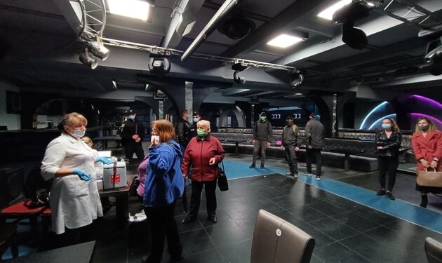 В Ивано-Франковске люди заблокировали медиков в прививочном пункте и требовали продолжить вакцинацию (ВИДЕО)