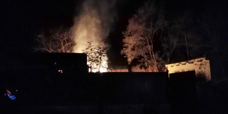Поздним вечером в Грушевке тушили хозпостройку, чтобы спасти хозяйский дом