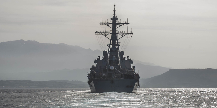 Эсминец США USS Porter идет в Черное море