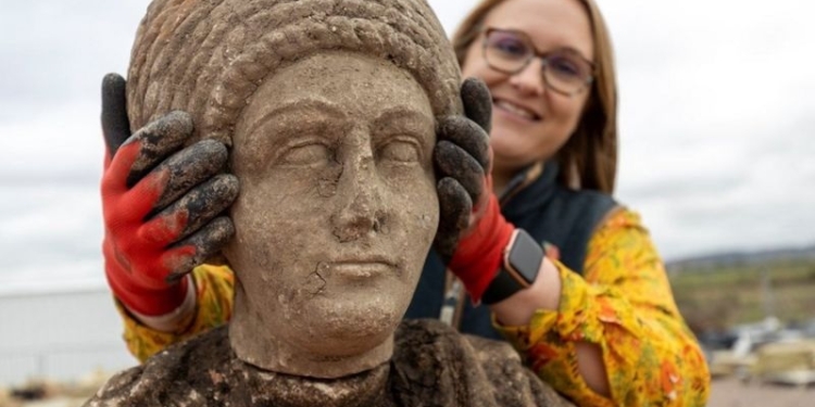 В Британии прежде, чем прокладывать железную дорогу, пустили вперед археологов. И те нашли древнеримские скульптуры под норманнской церковью (ФОТО)