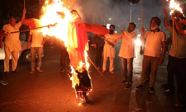 В Индии – протест против новых сельскохозяйственных законов: девять человек погибли, сожжен автомобиль из кортежа министра (ВИДЕО)