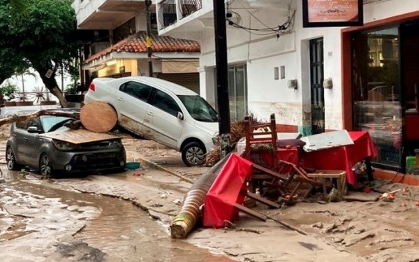 В Италии из-за ливней и наводнений приостановили местные выборы, а в Мексике затоплено более 3,5 тысяч домов (ВИДЕО)