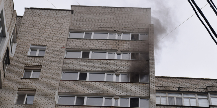 В Николаеве на пожаре многоэтажки пострадали двое детей, на пожарах еще двух жилых домов в городе и области никто не пострадал (ФОТО, ВИДЕО)