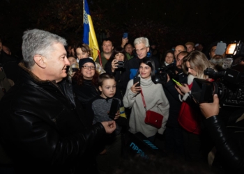 Акция под домом Порошенко: между участниками двух пикетов произошли столкновения, а пятый президент Украины пообещал, что ОП за все ответит (ВИДЕО)
