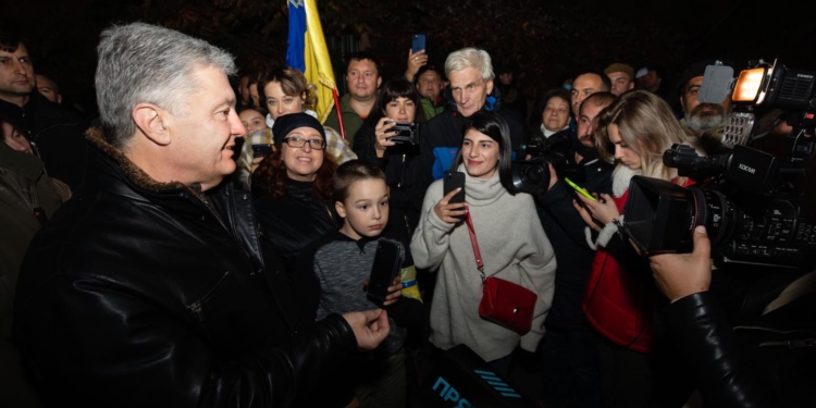 Акция под домом Порошенко: между участниками двух пикетов произошли столкновения, а пятый президент Украины пообещал, что ОП за все ответит (ВИДЕО)