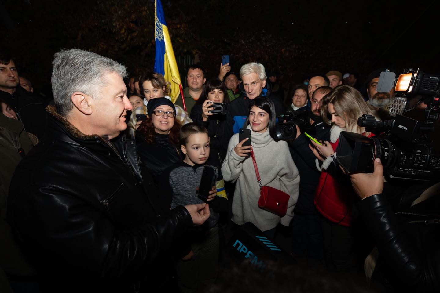 Акция под домом Порошенко: между участниками двух пикетов произошли столкновения, а пятый президент Украины пообещал, что ОП за все ответит (ВИДЕО)