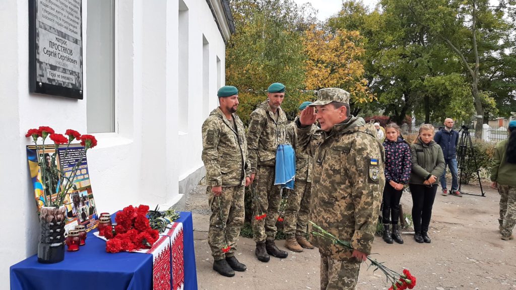 В Николаеве открыли мемориальные доски погибшим на Донбассе двум морпехам (ФОТО) 18