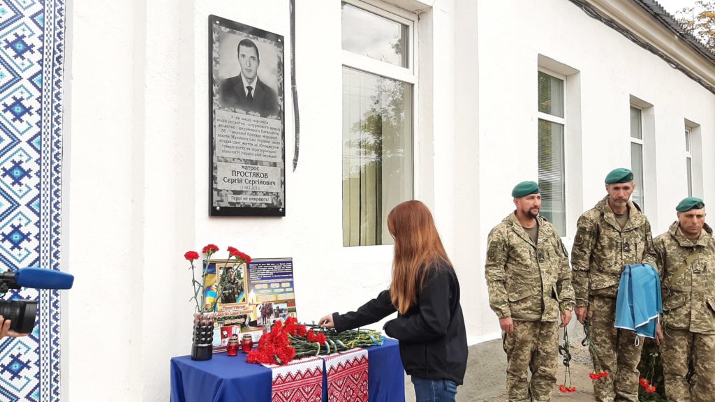 В Николаеве открыли мемориальные доски погибшим на Донбассе двум морпехам (ФОТО) 22