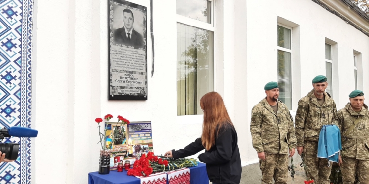 В Николаеве открыли мемориальные доски погибшим на Донбассе двум морпехам (ФОТО)