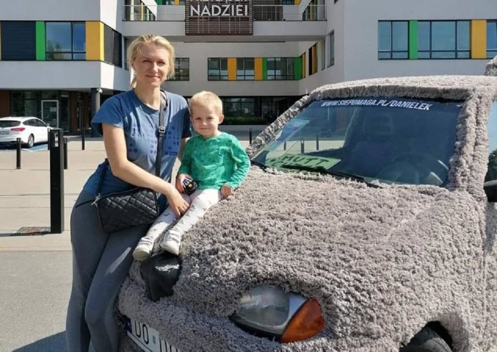 Украинец в Польше переделал свою машину в собаку, чтобы собрать деньги для лечения сына (ФОТО) 1