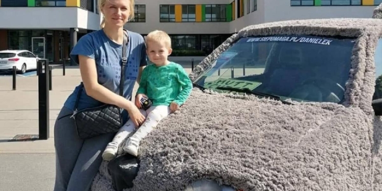 Украинец в Польше переделал свою машину в собаку, чтобы собрать деньги для лечения сына (ФОТО)