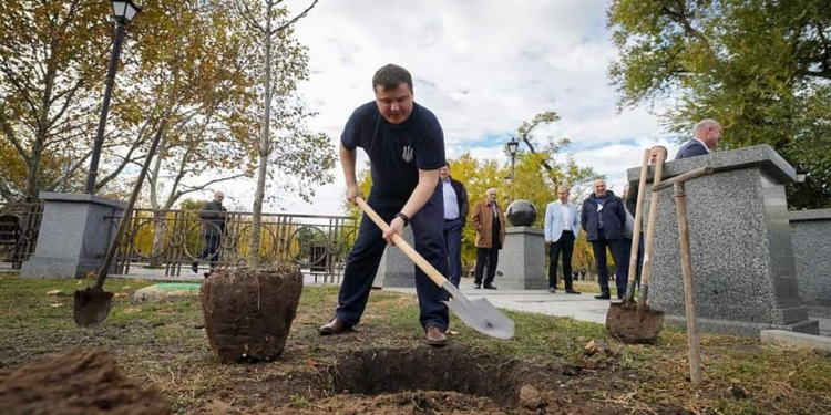 В Николаеве появилась аллея каштанов, высаженная руководством Укроборонпром (ФОТО)