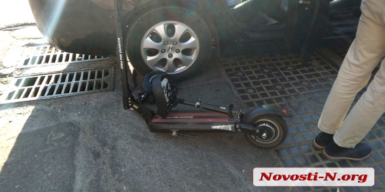 В центре Николаева легковушка сбила маму с ребенком на электросамокате (ФОТО)