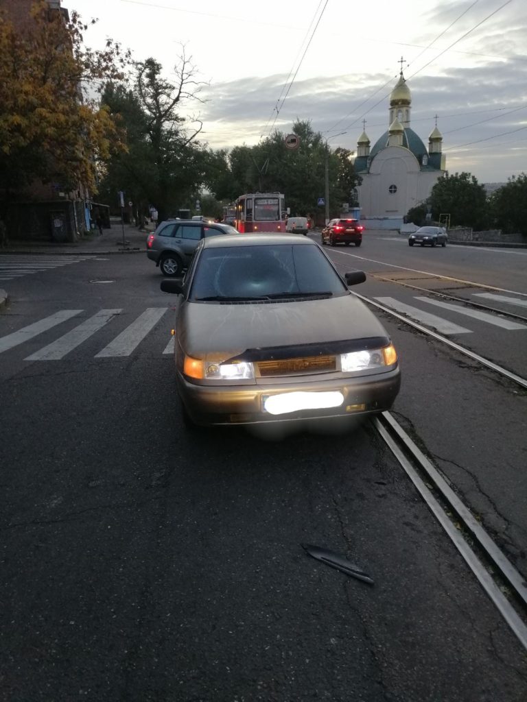 В Николаеве на пешеходном переходе сбили двух студенток - девушки в больнице (ФОТО) 3