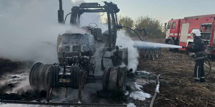 На Николаевщине в поле снова сгорел трактор (ФОТО)