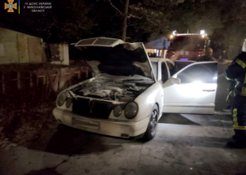 Поздним вечером в Николаеве тушили Mercedes (ФОТО)