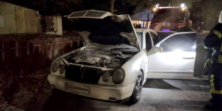 Поздним вечером в Николаеве тушили Mercedes (ФОТО)