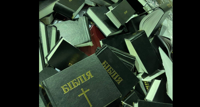 Под Киевом в пункт вторсырья привезли партию порезанных Библий