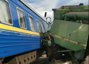 Львовский поезд столкнулся с комбайном