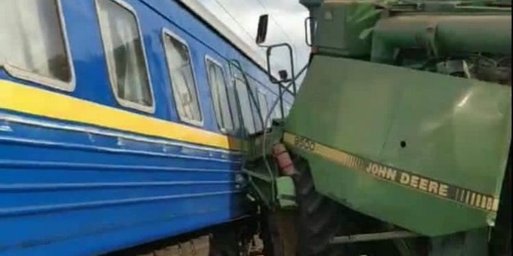 Львовский поезд столкнулся с комбайном