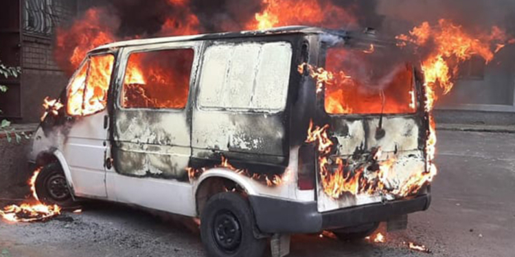 В Николаеве сгорел Fort Transit, припаркованный у многоэтажки (ФОТО)