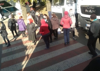 В Николаеве жильцы многоэтажки, где 2 недели отключен газ, перекрыли улицу  – газовщики говорят, что работают “максимально быстро”