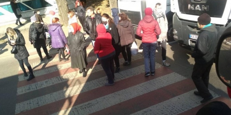 В Николаеве жильцы многоэтажки, где 2 недели отключен газ, перекрыли улицу  – газовщики говорят, что работают “максимально быстро”