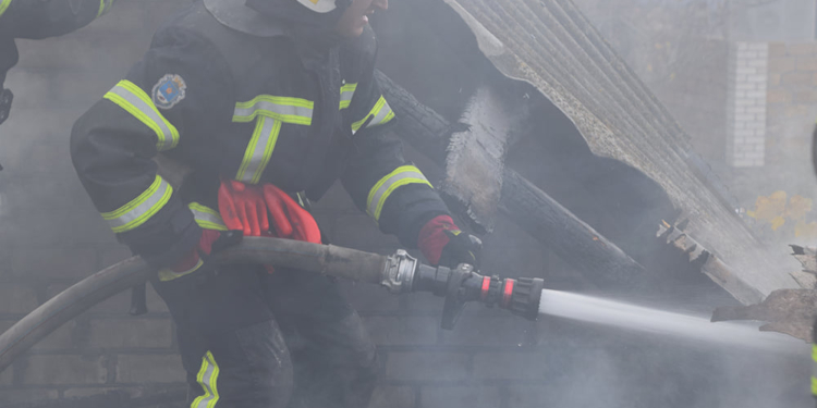 В селе под Николаевом спасатели потушили горевшую крыше частного дома (ФОТО)