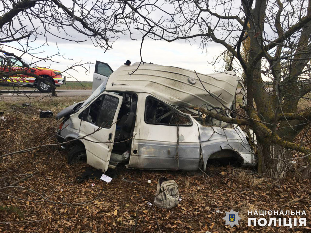 На Николаевщине из-за столкновения внедорожника и микроавтобуса пострадали три человека 3