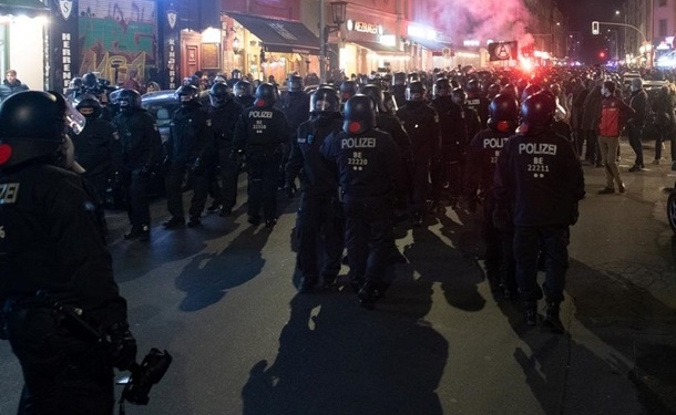 В Берлине 3,5 тысячи полицейских штурмовали оплот бездомных (ВИДЕО)