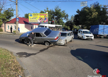 В центре Николаева Volvo протаранила “Волгу”, пострадали три человека (ВИДЕО)