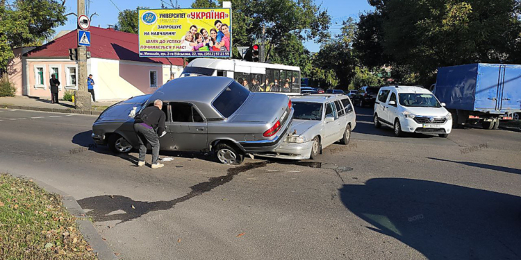 В центре Николаева Volvo протаранила “Волгу”, пострадали три человека (ВИДЕО)