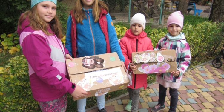 Картины и вкусные подарки: как в Николаевском зоопарке шимпанзе с днем рождения поздравляли (ФОТО)