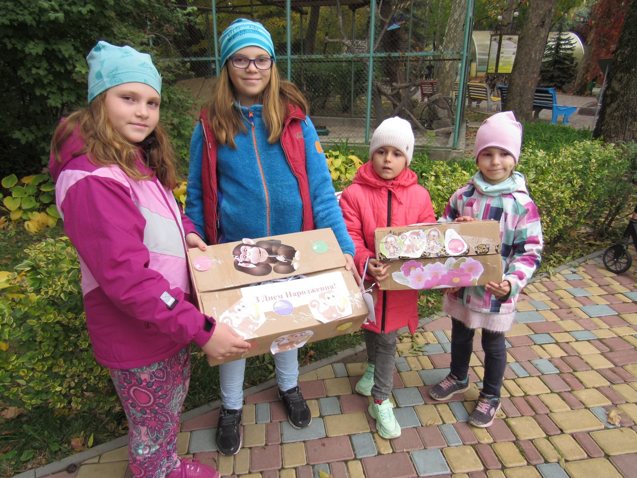 Картины и вкусные подарки: как в Николаевском зоопарке шимпанзе с днем рождения поздравляли (ФОТО)