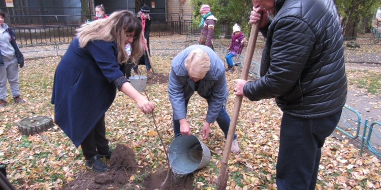 Николаевский зоопарк высадил 100 деревьев и 100 розовых кустов (ФОТО)