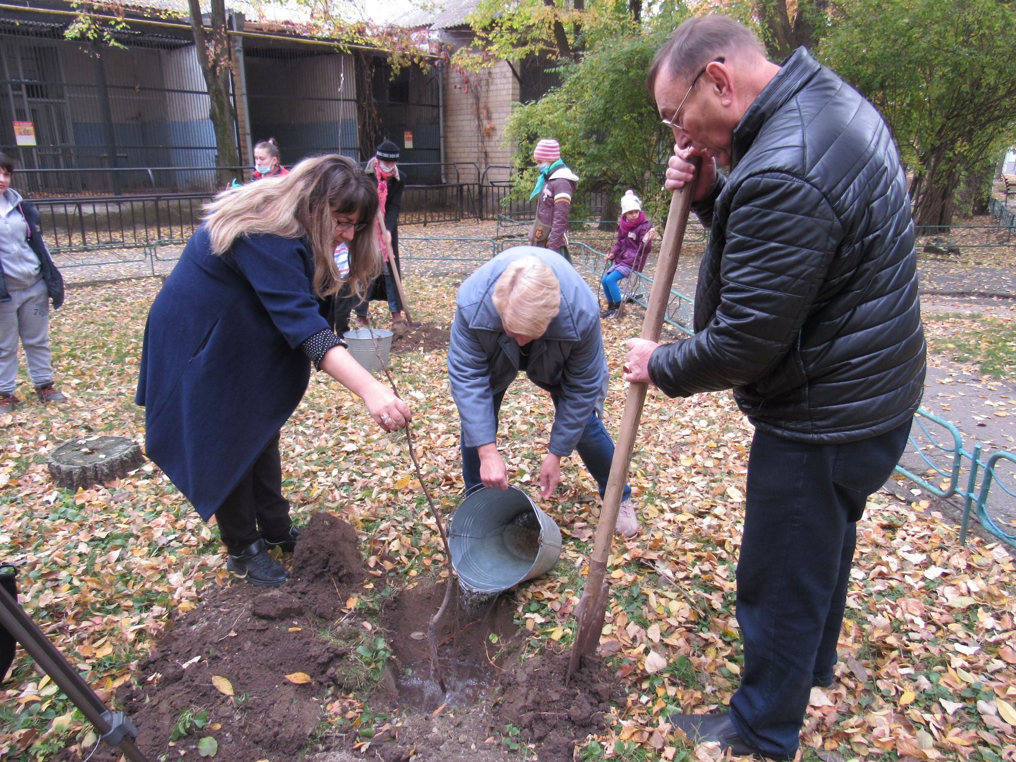 Николаевский зоопарк высадил 100 деревьев и 100 розовых кустов (ФОТО)