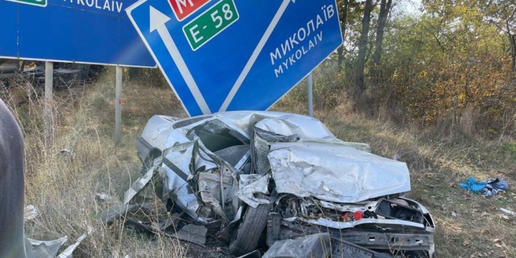 В ДТП с грузовиком у села Полигон пострадал водитель легковушки – николаевские полицейские просят свидетелей откликнуться (ФОТО)