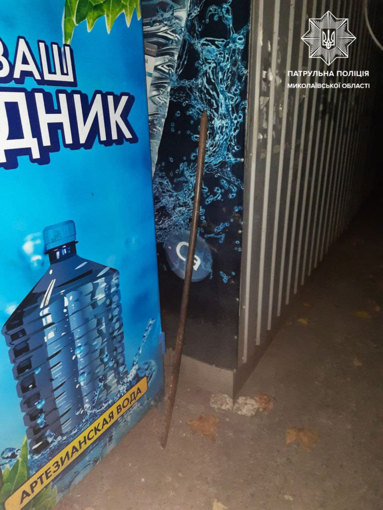 В Николаеве патрульные задержали мужчину, который сломал аппарат питьевой воды (ФОТО) 5