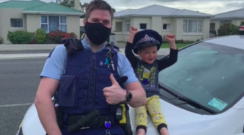 В Новой Зеландии ребенок вызвал полицию, чтобы показать свои игрушки