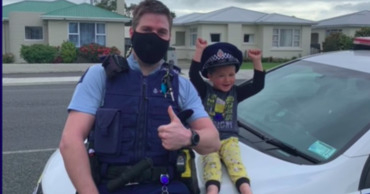 В Новой Зеландии ребенок вызвал полицию, чтобы показать свои игрушки