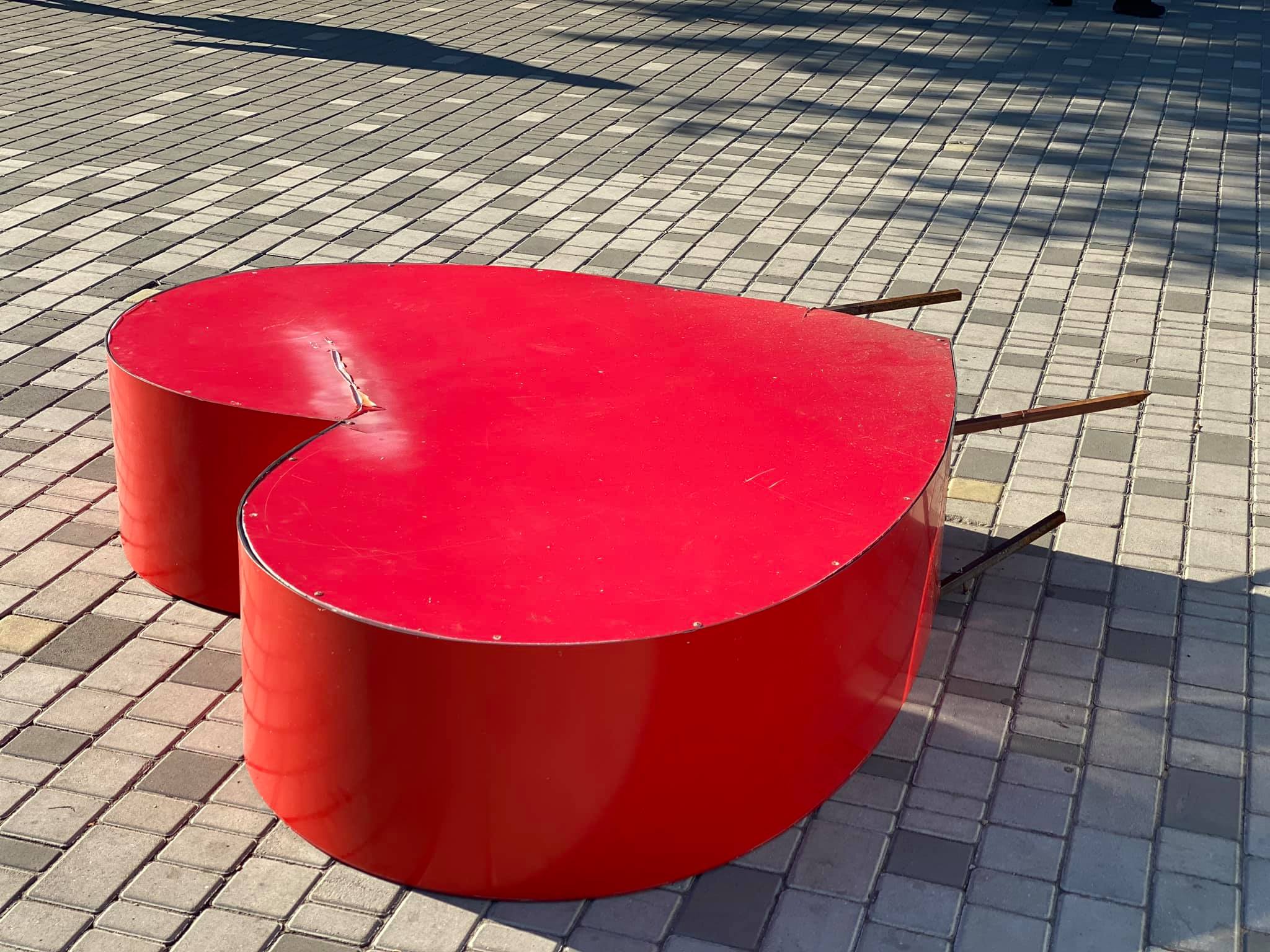 Разбитое «сердце» Николаева сняли на ремонт (ФОТО)