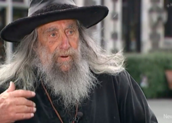 Новозеландский город увольняет 83-летнего “волшебника”, он возмущен и обещает продолжить свою деятельность